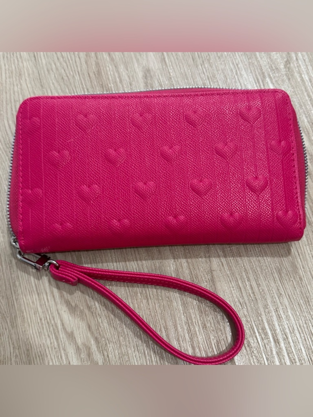 Betsey Johnson hot pink Heart Embossed vegan leather Wristlet Wallet nwot - Picture 5 of 5